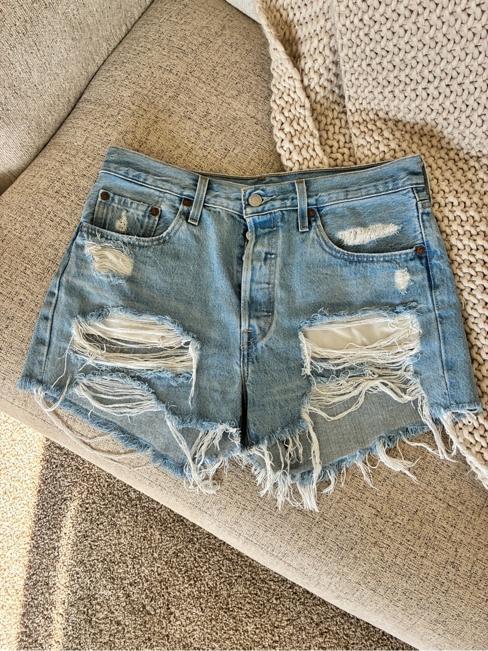 Levi’s 501 Original Distressed Cutoff Denim Shorts Size 29 Light Wash